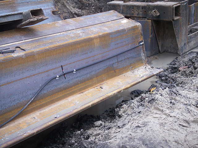 Water jetting is carried out via a high-strength steel jetting lance pipe attached to the inside of the sheet pile