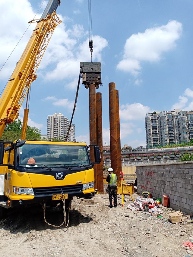 mobile truck crane works safely with resonance free variable moment vibratory hammer