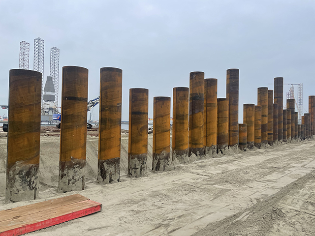 the quay wall consists of 240 tube piles