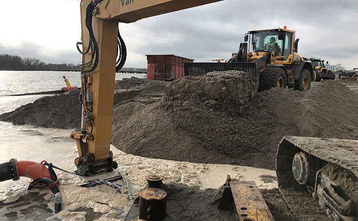 CAT329E挖掘机泵进行土地开垦与港口开挖