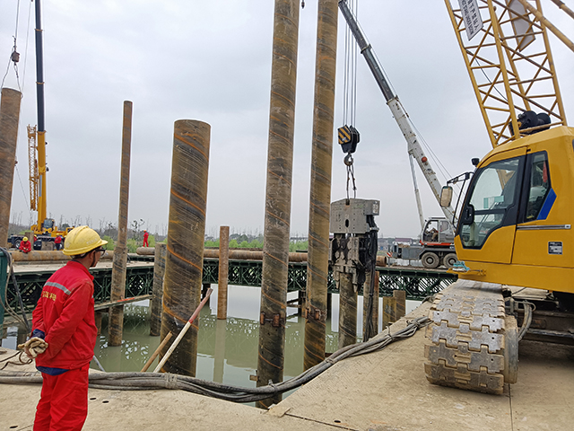 The trestle bridge uses 630mm diameter steel pipe piles with a length of 24 meters