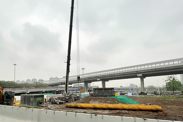 上海坚实在龙阳路立交桥钢管基础采用50RF免共振锤