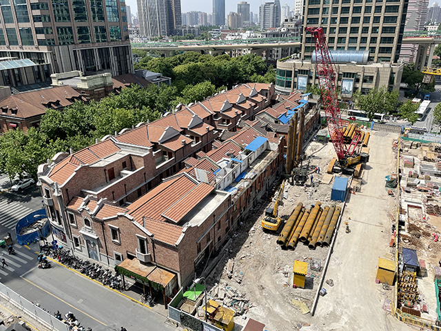 上海新天地的上海隧道工程公司正在此区域施工，地铁14号线黄陂南路站的新建地铁站目