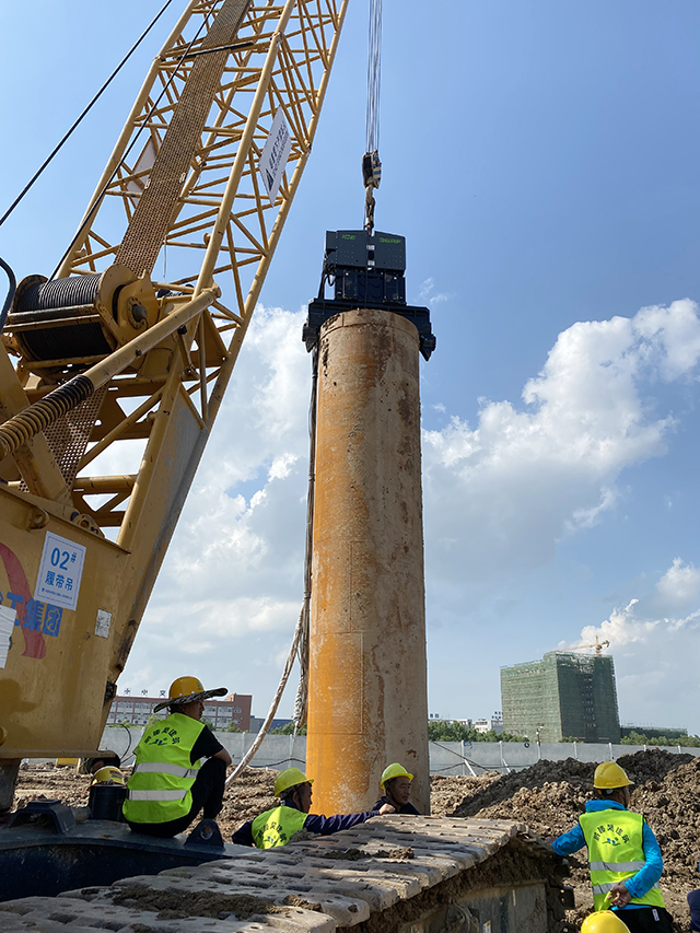 广东中山项目成功完成了2.8米直径，长度12米护筒的打拔试桩，正投入项目护筒灌注桩的施工中