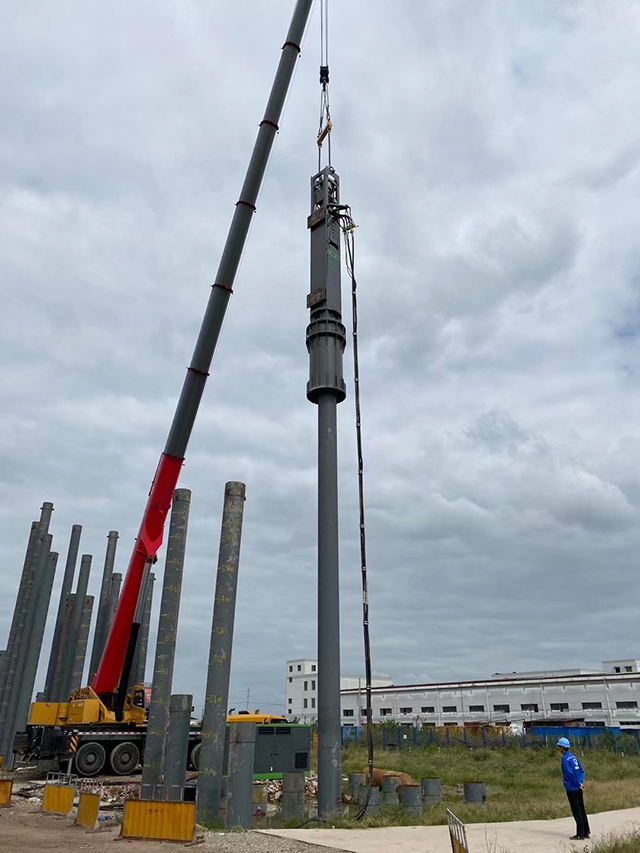 impact hammer lifted by mobile trick crane