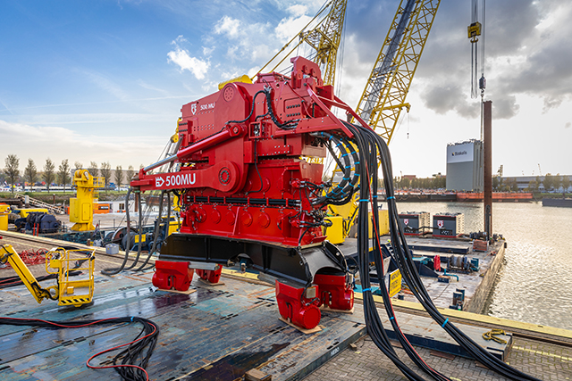 Dieseko PVE 500MU vibratory hammer for offshore piling