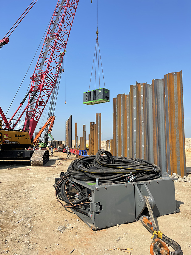 ICE 900 power pack is lifted in place to drive AZ-700 sheet piles in Hong Kong