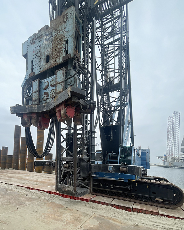 The quay wall consists of 240 tube piles