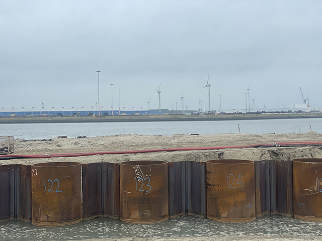 The quay wall consists of 240 tube piles