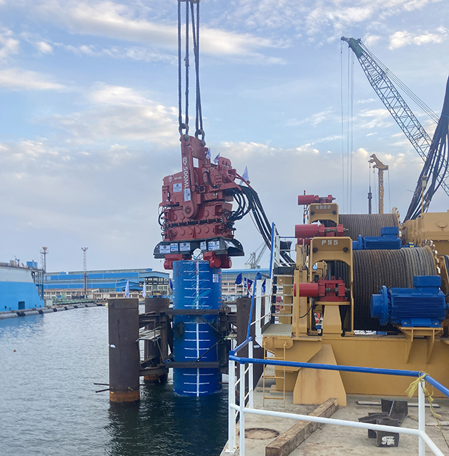 500MU drives 350t piles at Suez Canal 