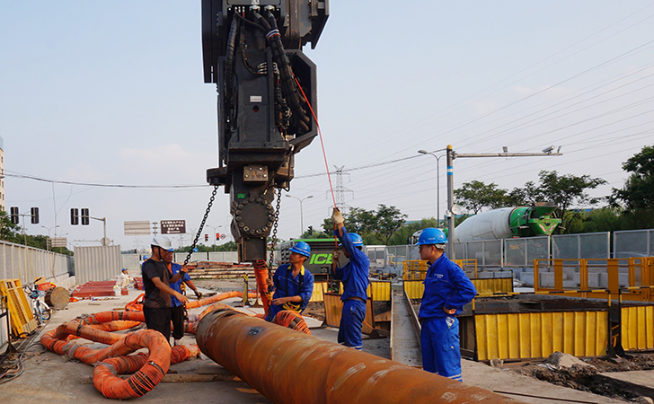 Pile Lifting Device  for swift installation of 10.000 meters of steel foundation piles