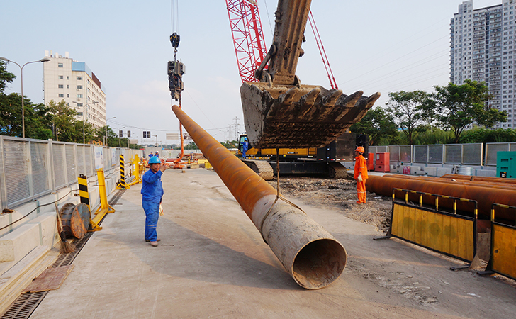 Pile Lifting Device  for swift installation of 10.000 meters of steel foundation piles