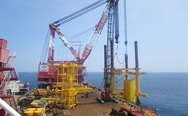 新一代250NF 海上打桩液压振动锤带来倒立、水下操作和垂直度等优点