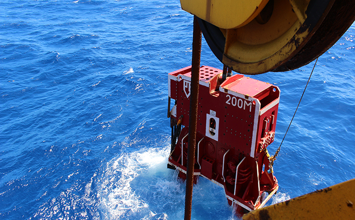 ICE 200M液压振动锤在水深275米的海底打桩