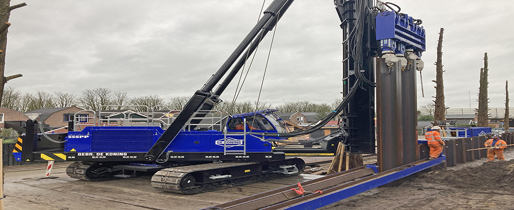 Viral video: pressing a panel of 4 AZ-700 sheet piles in one go! 