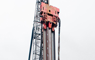 2350VM型振动锤和160PR型桩架机用于鹿特丹港口组合连续墙施工