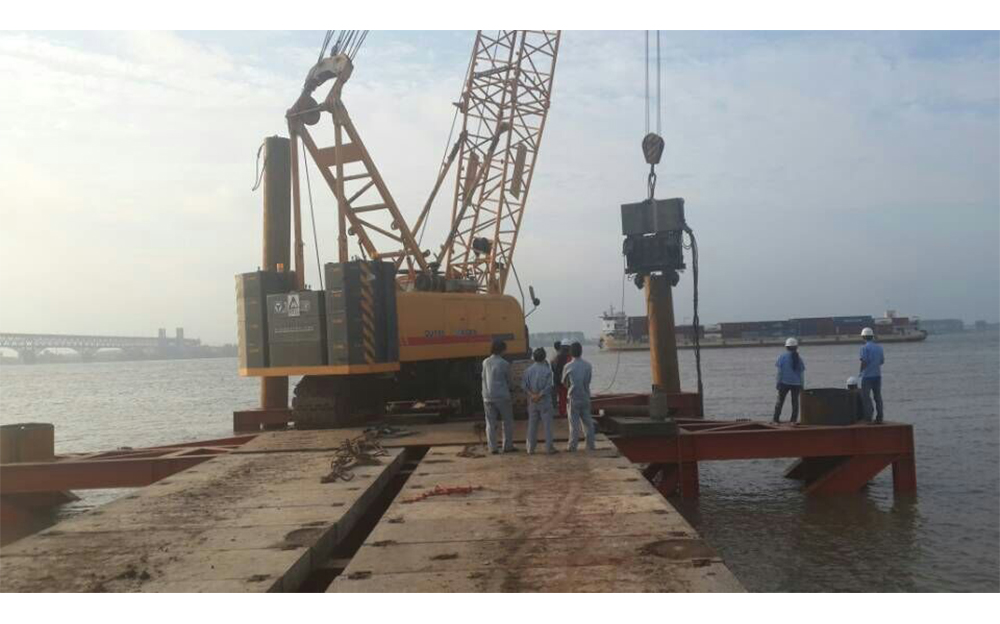 Temporary heavy lifting dock built along Yangtze River banks