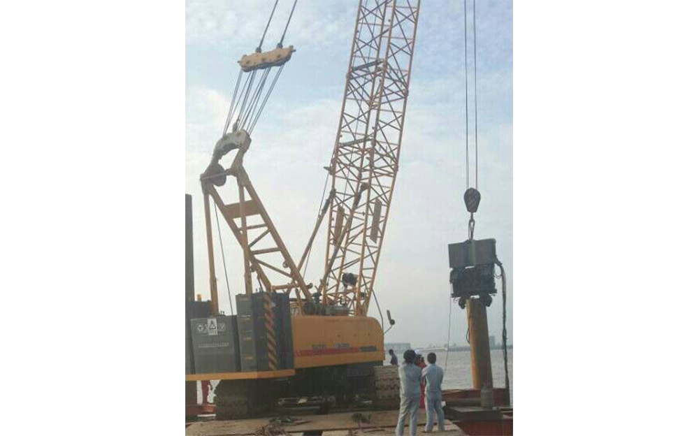 Temporary heavy lifting dock built along Yangtze River banks