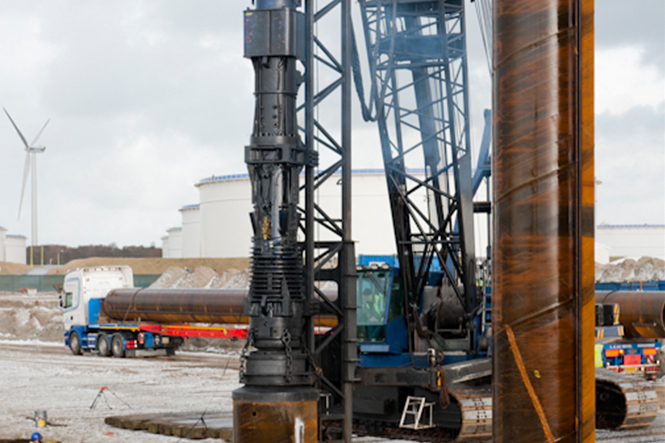 2350VM and 160PR Piling Rig drive Combi wall in Rotterdam harbor