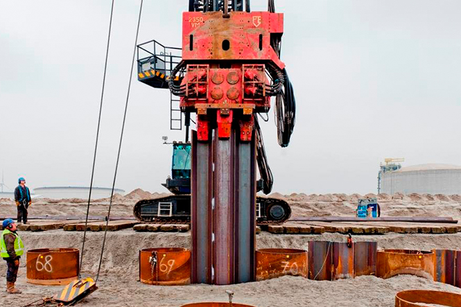 2350VM and 160PR Piling Rig drive Combi wall in Rotterdam harbor