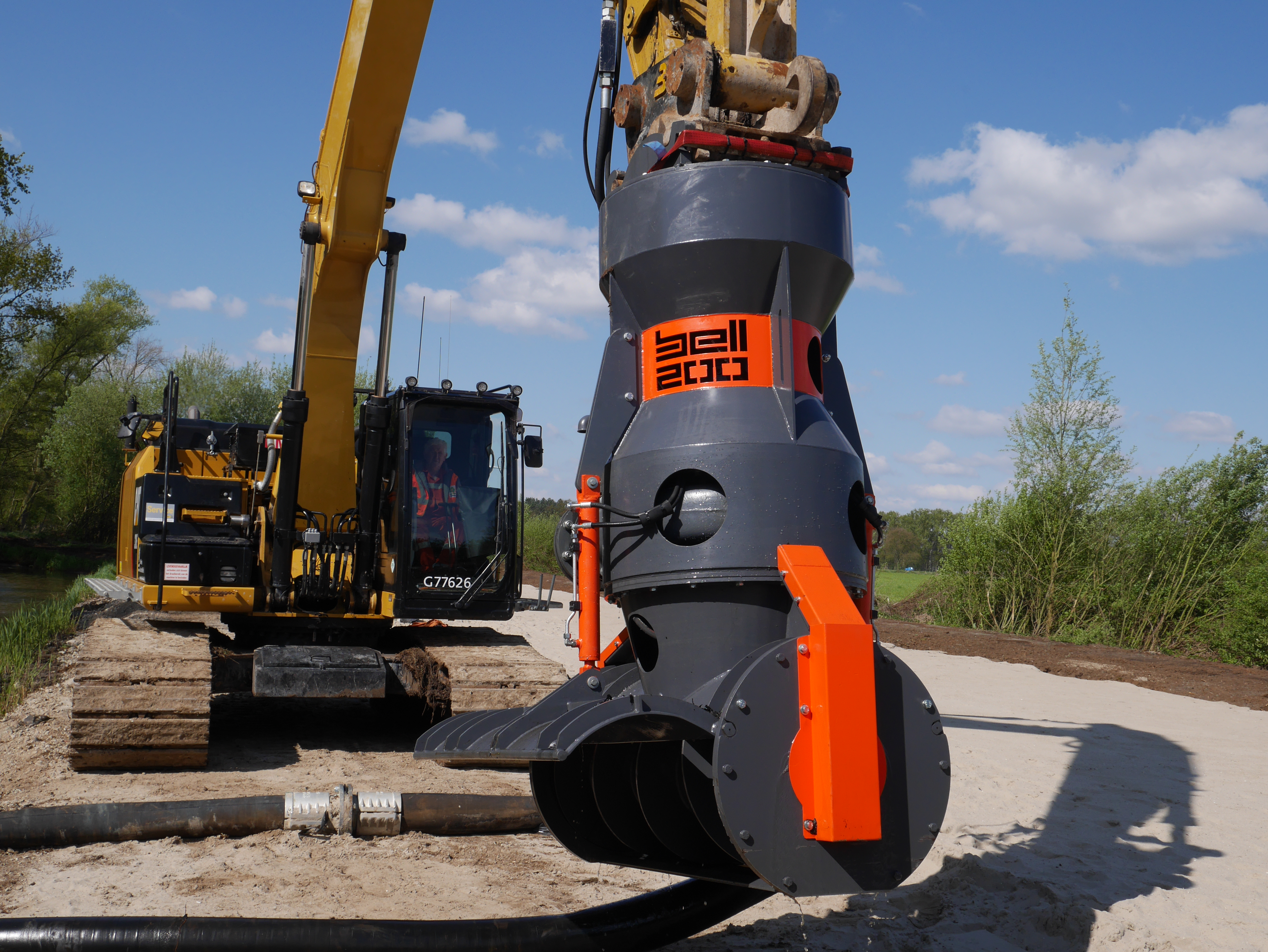 使用螺旋头的BELL 200疏浚泵清淤17公里长的沟渠