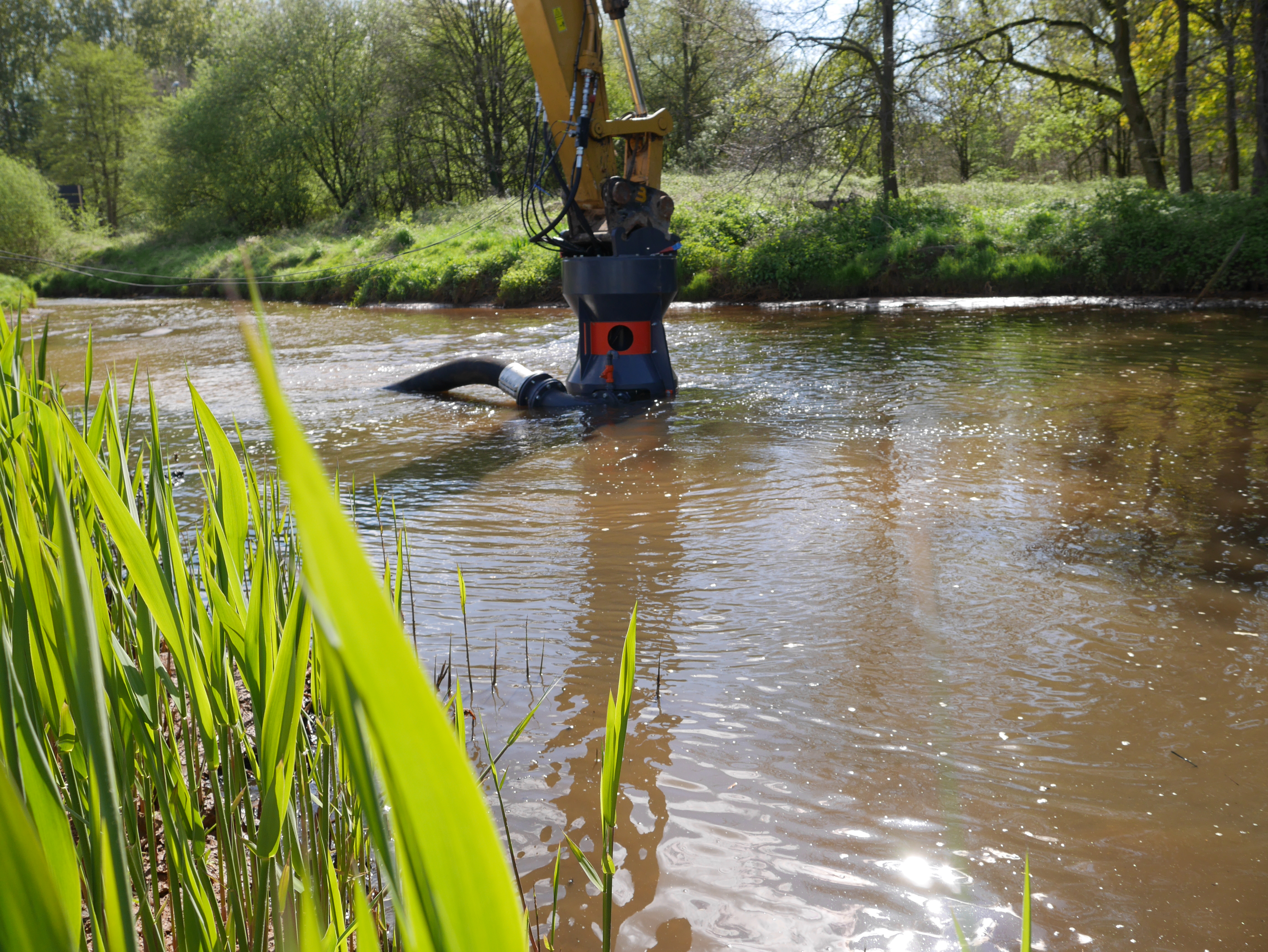 Cleaning a 17-kilometer-long ditch with a Bell 200 incl. Auger head